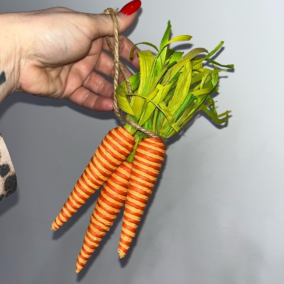 2 Bunches of straw carrots - Picture 3 of 3